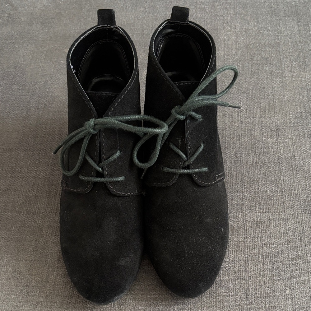 Nine West Black Leather Wedge Booties – Size 6.5 – Lace‑Up Fall Ankle Boots